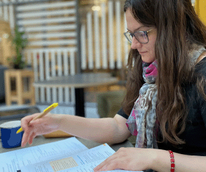 Photographie de Mathilde Dalle en pleine création de cours